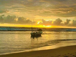 Un bote sobre aguas tranquilas durante el atardecer.