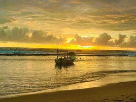 Una playa cerca, toallas de playa, windsurf
