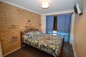 3 bedrooms, bed sheets - Rossy's Retreat - Kalbarri, WA (Kalbarri)