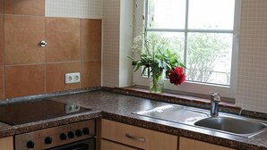 Kaffetrakter/tekoker, kjøleskap, mikrobølgeovn og ovn
