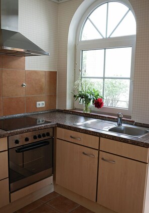 Kjøleskap, mikrobølgeovn, ovn og oppvaskmaskin