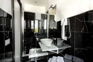 Deluxe Double Room | Bilik Mandi | Pancuran mandi, pengering rambut, jubah mandi, bidet 