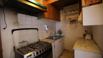 Kamar Keluarga | Dapur bersama | Lemari es besar, oven, kompor, dan mesin pencuci piring
