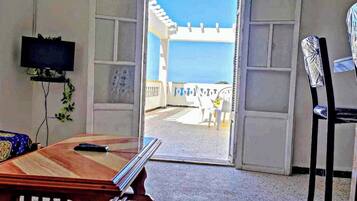 Appartement, non-fumeurs | Coin séjour | Télévision à écran plat de 32 pouces avec chaßnes par satellite