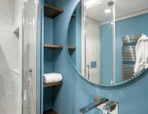 Haartrockner, Handtücher, Shampoo, Toilettenpapier