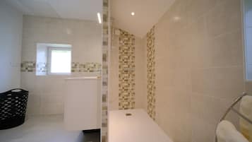 Douche, sèche-cheveux, savon, papier toilette