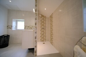 Shower, hair dryer, soap, toilet paper - Independent private garden - covered terrace - play area - quiet - nature (Plounévez-Quintin)