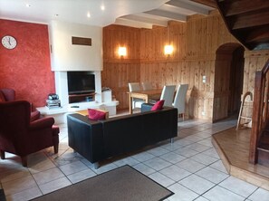 Télévision, lecteur de DVD, table de tennis de table, livres