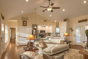 TV - Lone Star Cabin No. 4 (Fredericksburg)