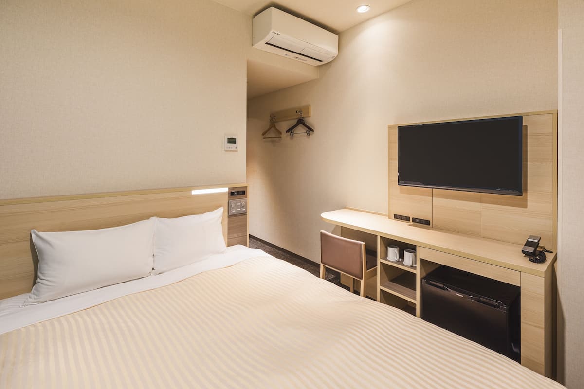 1 bedroom, premium bedding, down duvets, desk