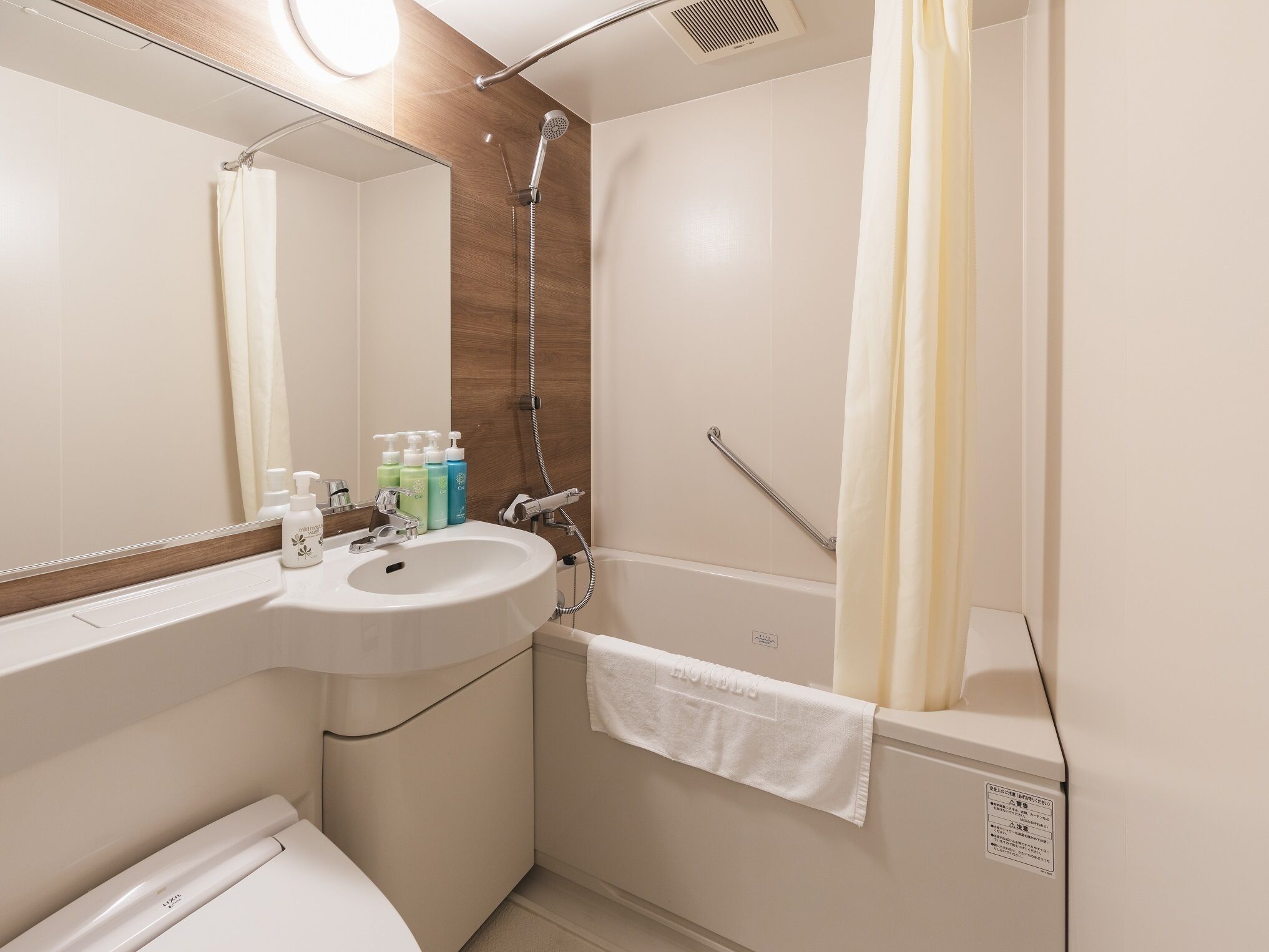 combined shower/bathtub, deep-soaking bathtub, hydromassage showerhead