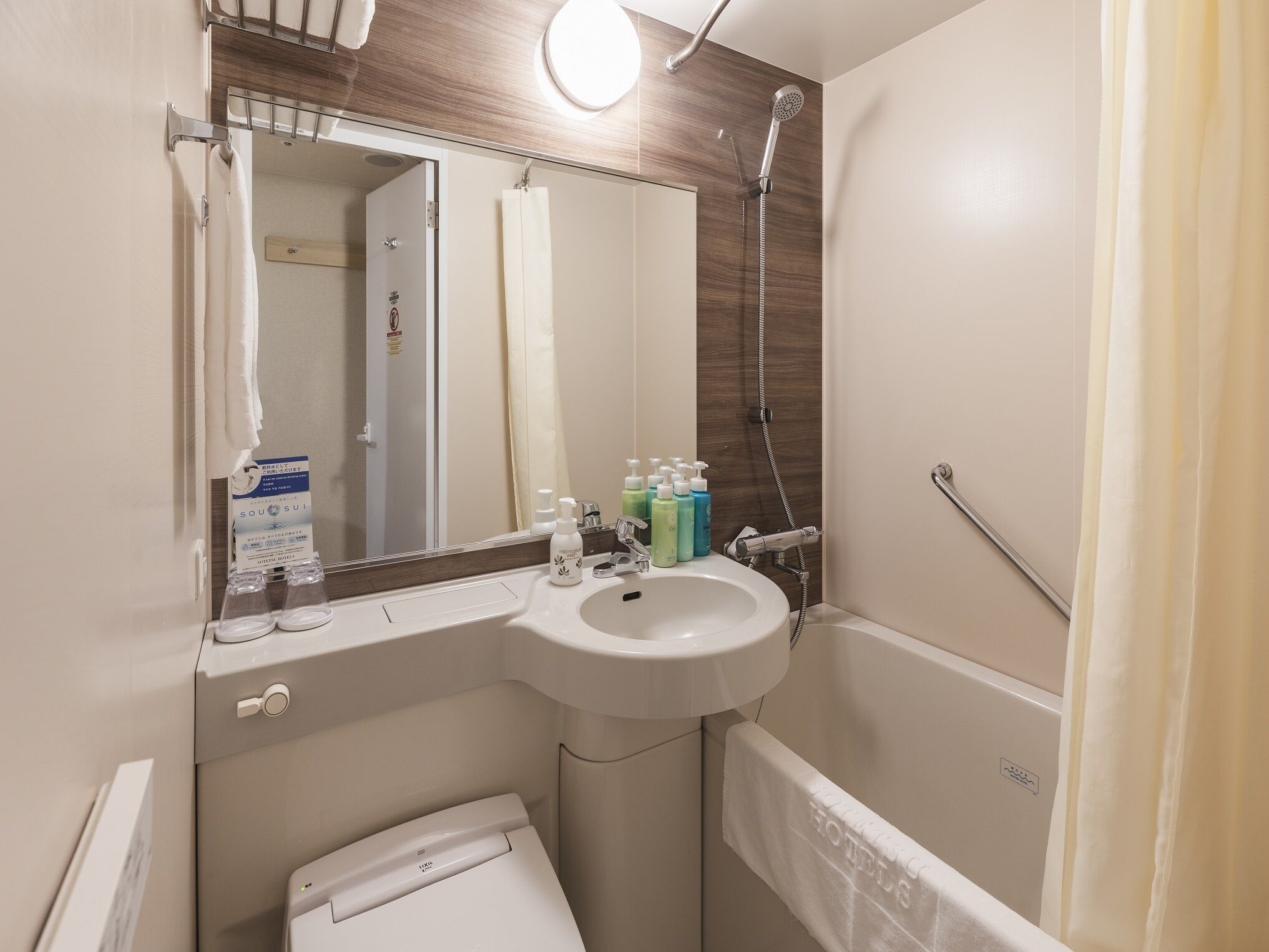 combined shower/bathtub, deep-soaking bathtub, hydromassage showerhead