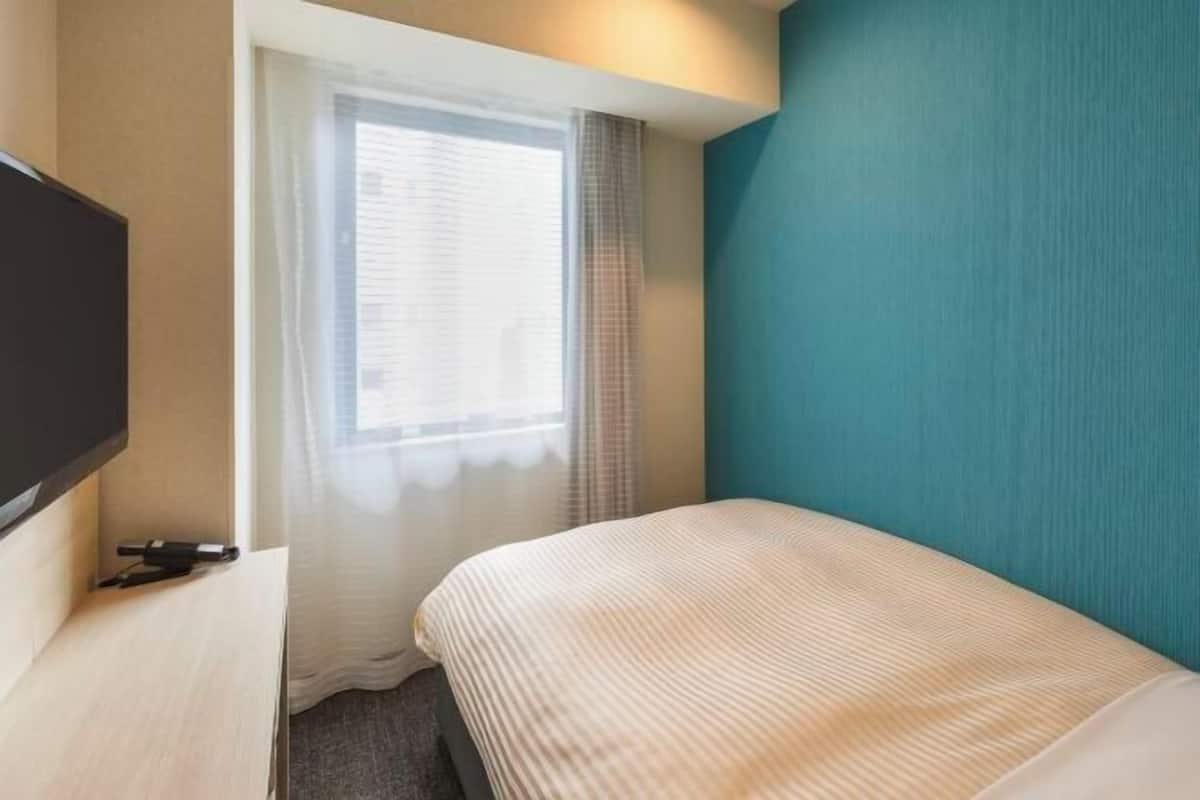 1 bedroom, premium bedding, down comforters, desk