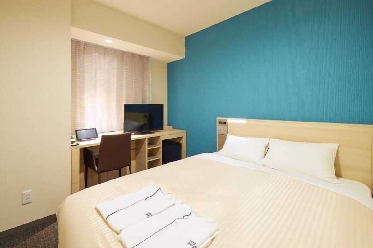 Premium bedding, down comforters, desk, blackout drapes