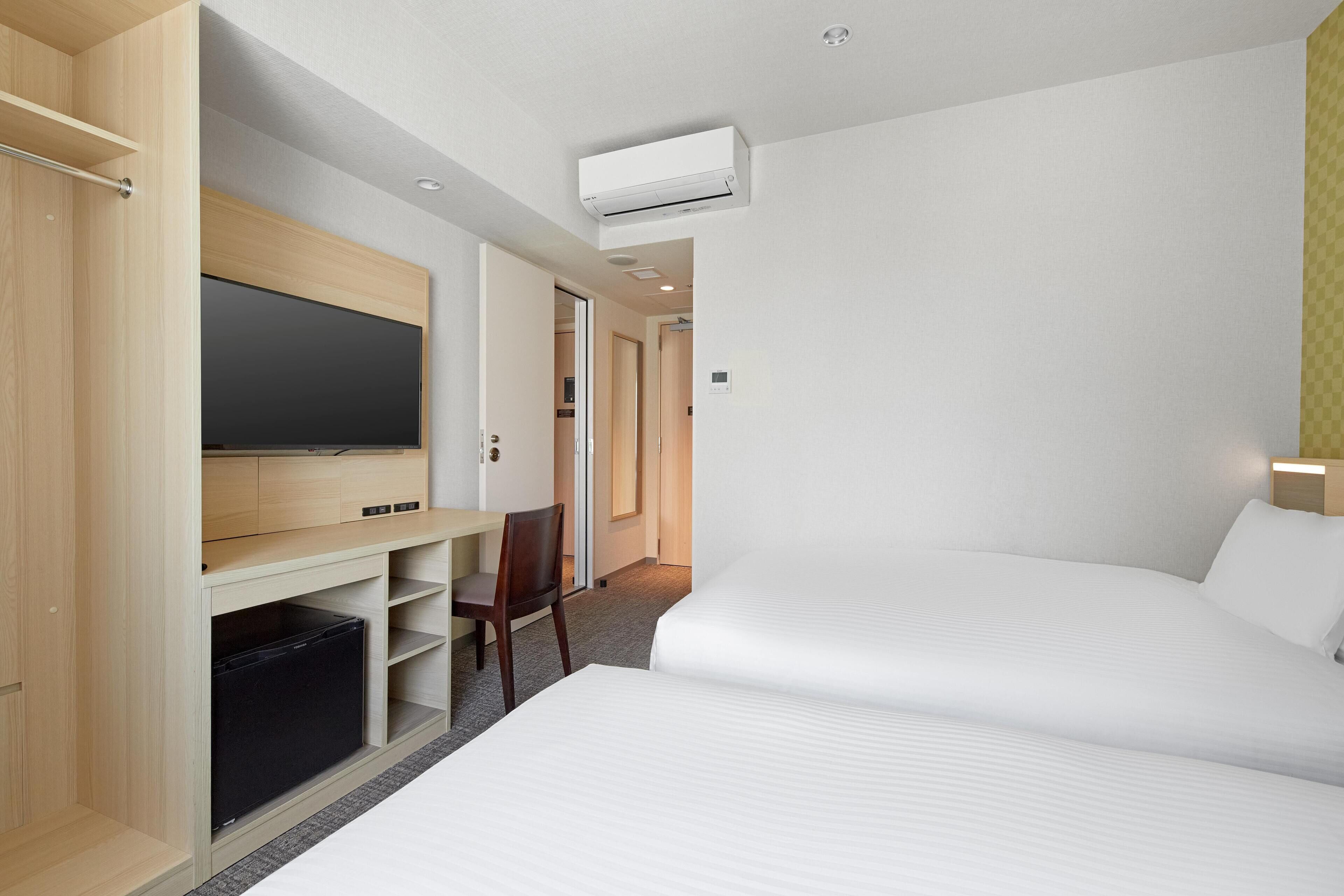 Kahden hengen huone (kaksi sänkyä), tupakointi kielletty (Connecting) | Ylelliset vuodevaatteet, untuvapeitot, työpöytä