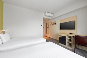 Premium bedding, down comforters, desk, blackout drapes - Sotetsu Fresa Inn Osaka-Namba (Osaka)