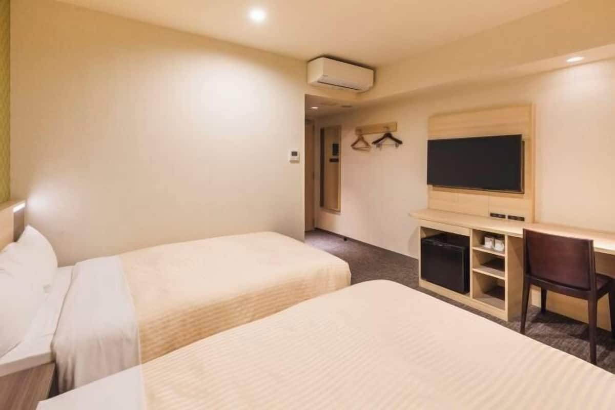 1 bedroom, premium bedding, down comforters, desk