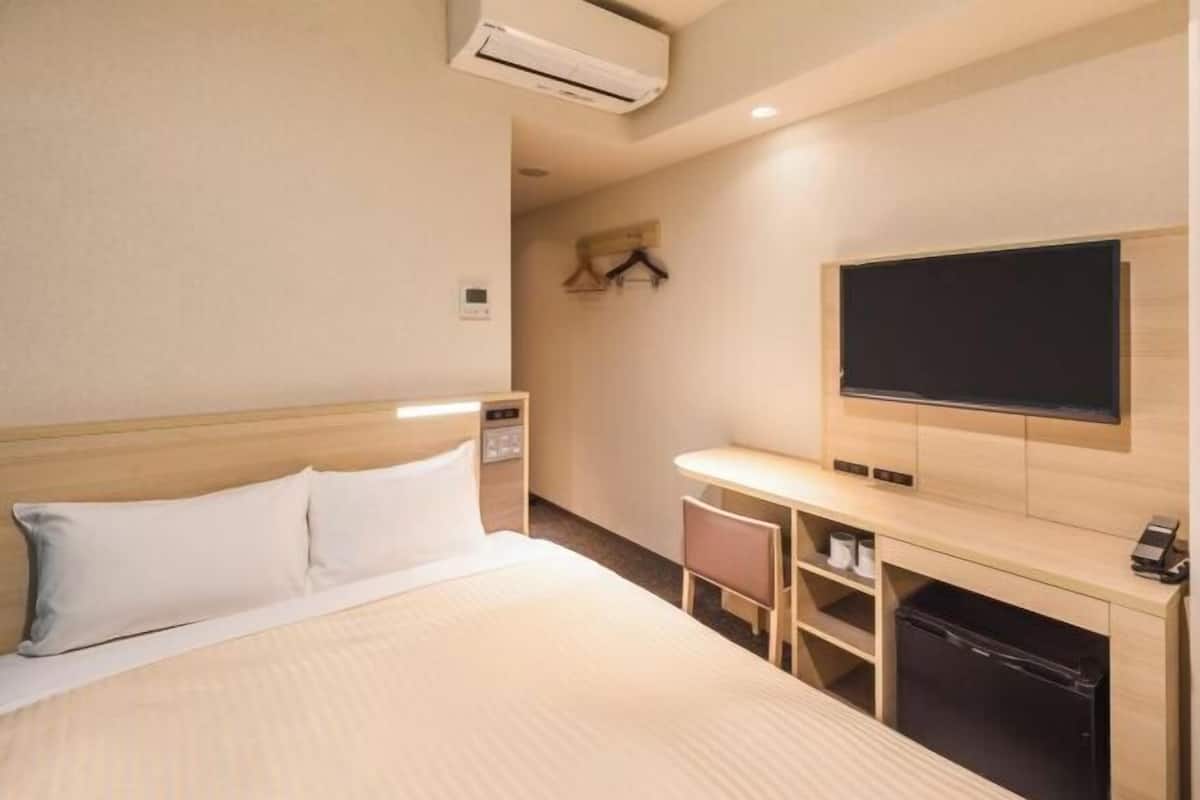 1 bedroom, premium bedding, down comforters, desk