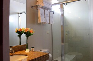 Shower, free toiletries, hair dryer, towels - Hotel Ferrua (Lima)