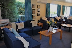 Télévision, lecteur de DVD, chaîne hi-fi