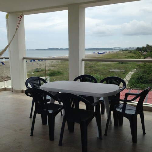 Beachfront Condo / Apartamento en la Playa con Hermosa Vistas del Mar