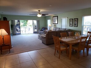 Smart TV, lettore DVD, libri, videoteca