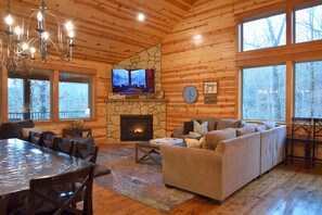 TV, fireplace, table football, ping pong - Spacious 3600 sq ft 5 king bedrooms with extra bunkbeds (Broken Bow)