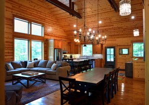 テレビ、暖炉、テーブルサッカー台、卓球台