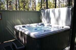 Outdoor spa tub - SHARC Passes, Easy Walk to Village, Lodge, tennis, spa, golf (Sunriver)