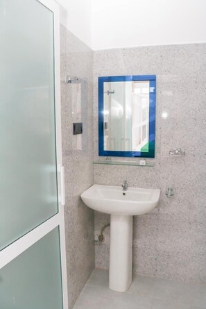 Shower, free toiletries, bidet, towels - Villa Serenity (Weligama)