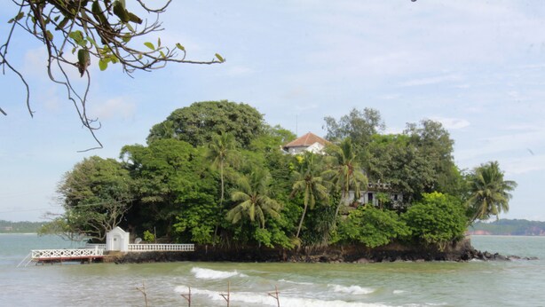 A house surrounded by lush greenery on an island with a small dock. - Villa Serenity (Weligama)