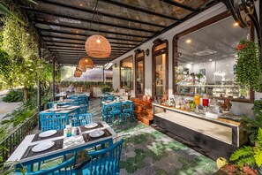 Daily full breakfast (VND 165000 per person)