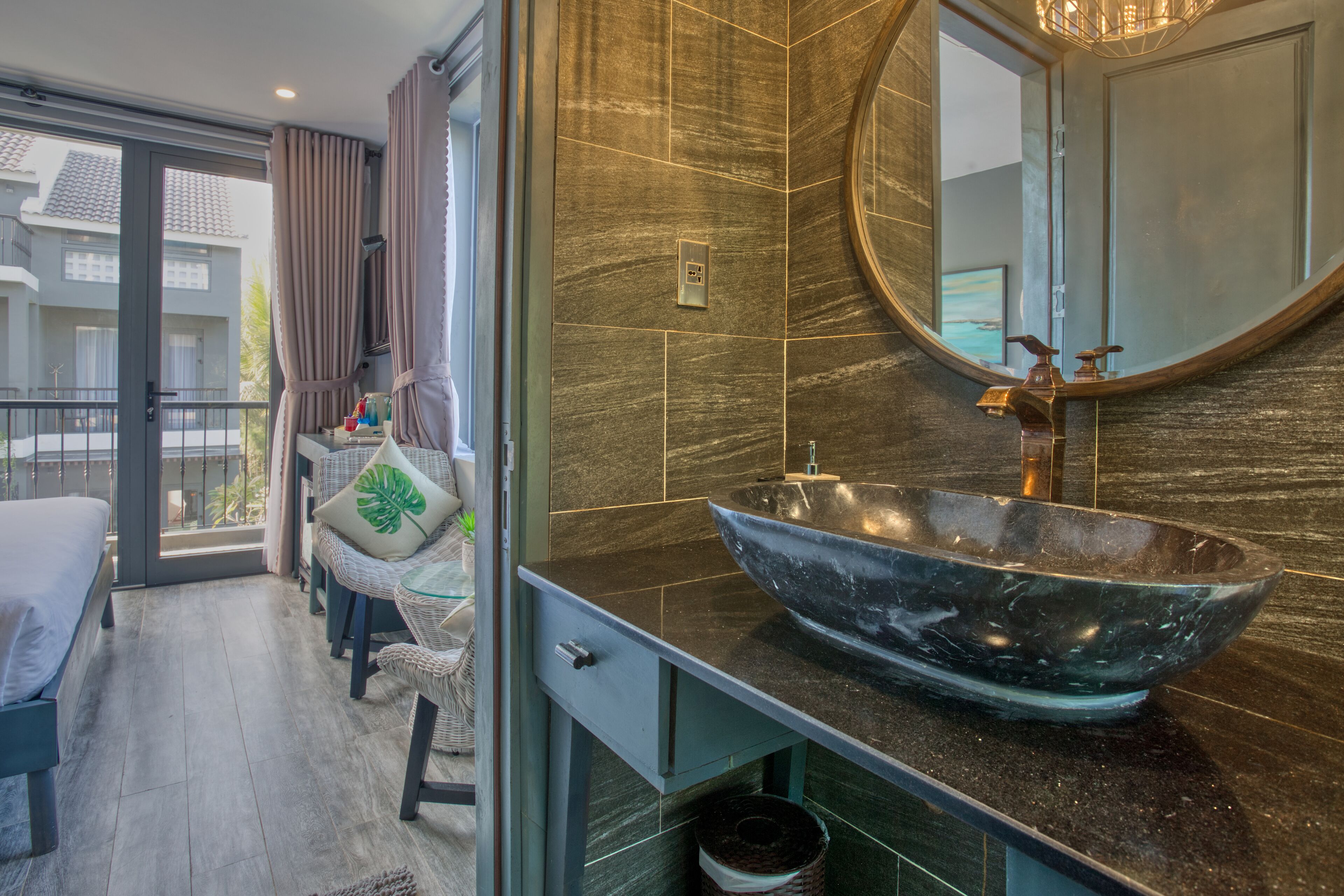 deluxe double room with poolview | bathroom sink