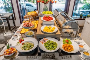 Bữa sáng đầy đủ hàng ngày với phụ phí nhỏ 