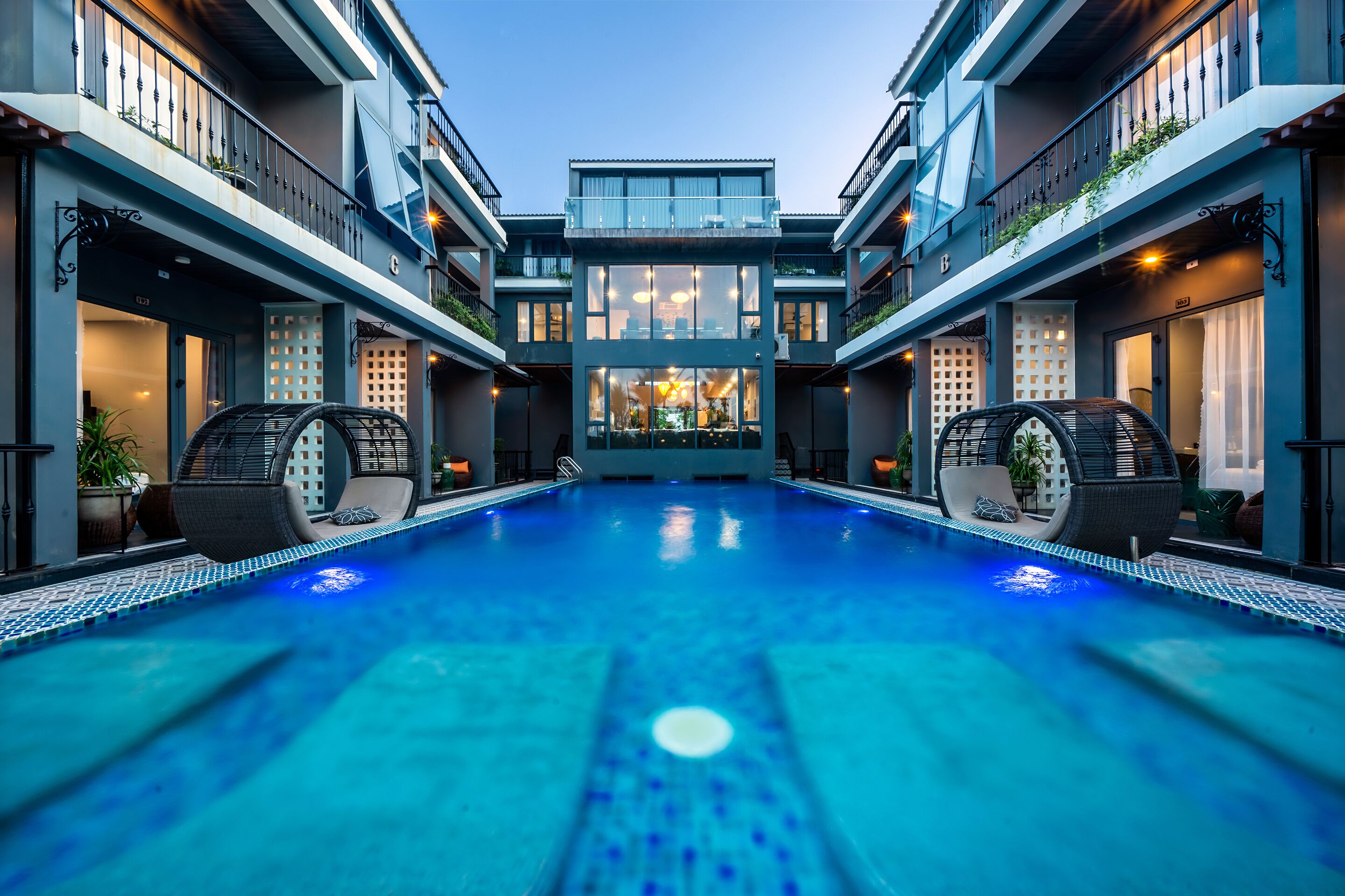 outdoor pool, open 7:00 am to 9:00 pm, pool umbrellas, pool loungers