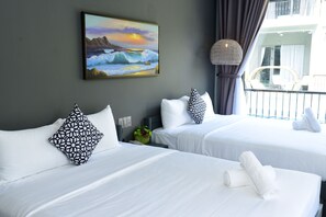 Quarto família, 2 camas Queen, vista para a piscina | Roupas de cama premium, frigobar, cofres nos quartos, escrivaninha