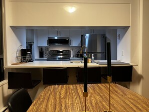 Réfrigérateur, micro-ondes, four, plaque de cuisson