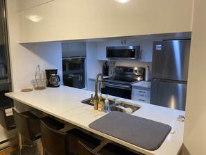 Réfrigérateur, four à micro-ondes, un four, surface de cuisson