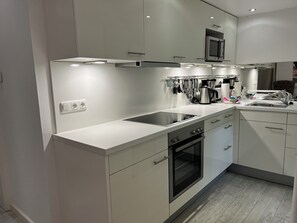 Køleskab, mikrobølgeovn, ovn, kogeplade