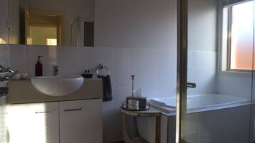 Baignoire, sĂšche-cheveux, serviettes fournies, savon