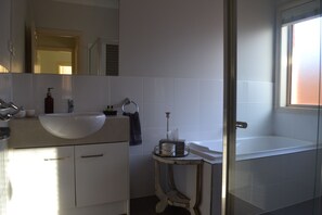 Baignoire, sèche-cheveux, serviettes fournies, savon