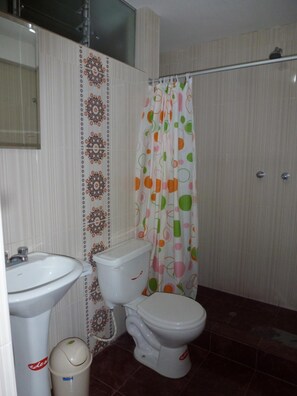 ฝักบัว, ได  ร์เป่าผม (มีให้บริการตามคำขอ), ผ้าเช็ดตัว, สบู่