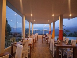 Breakfast, lunch, dinner served; local and international cuisine 