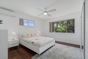 4 bedrooms, iron/ironing board, free WiFi, bed sheets
