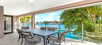 Tilava CANAL-talo, jossa on oma uima-allas ja uima-allas