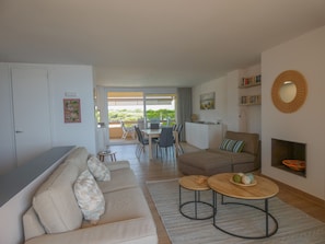 Televisie en een open haard