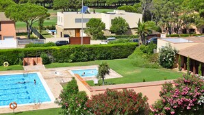 A residential area with a swimming pool, a tennis court, and a landscaped garden. - Frontline apartment with garden and pool. Parking . Capacity 4 Persons. WIFI (PALS)