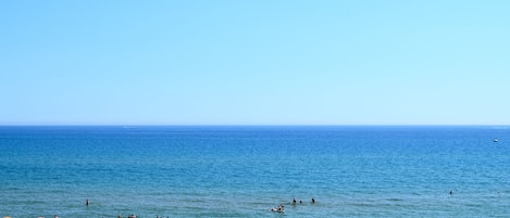 På stranden
