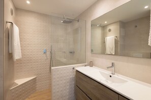 Ensemble douche/baignoire, serviettes fournies