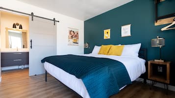 Comfort Room, 1 King Bed | Iron/ironing board, free WiFi, bed sheets